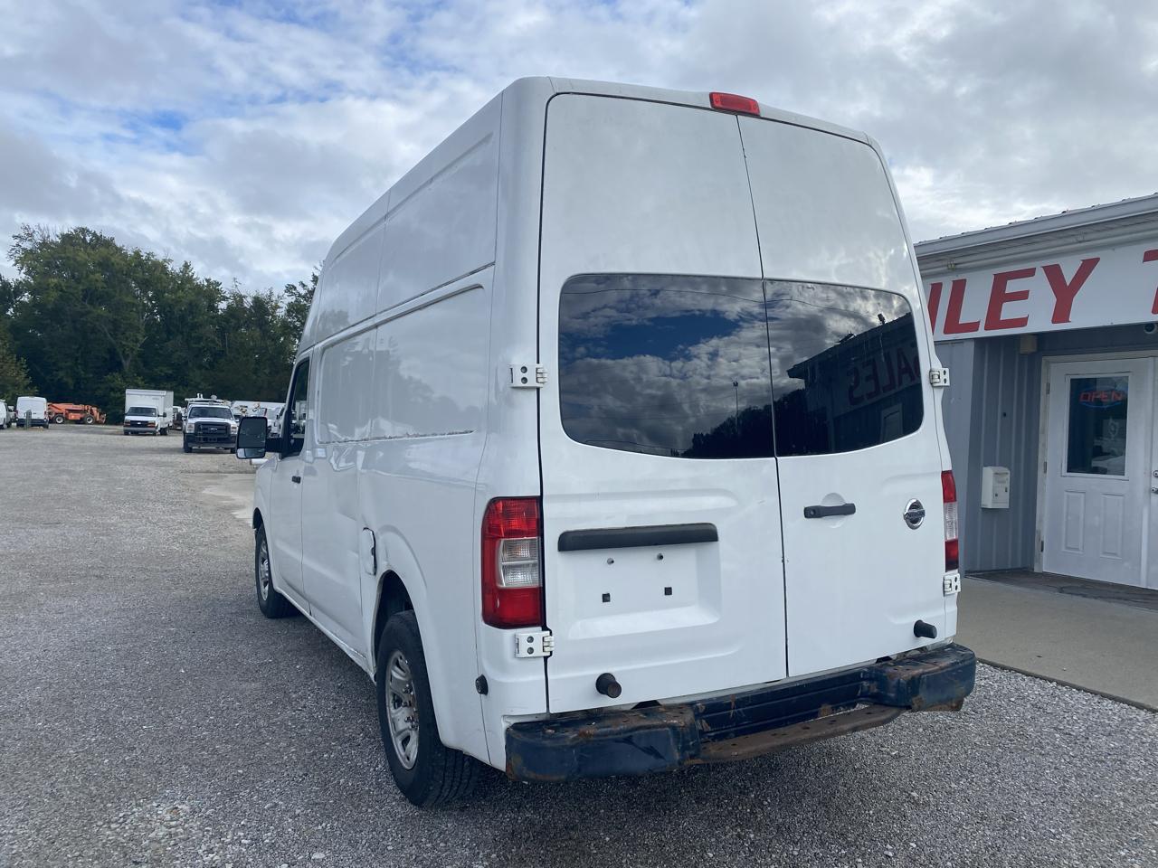 Nissan NV High Roof 2500 V6 S 2012