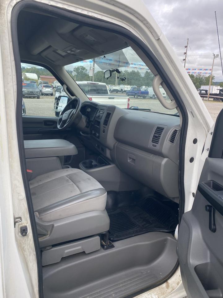 Nissan NV High Roof 2500 V6 S 2012