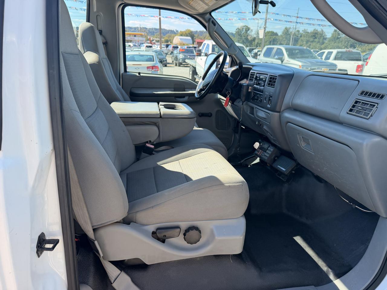 Ford Super Duty F-350 DRW Reg Cab 141" WB 60" CA XLT 4WD 2004