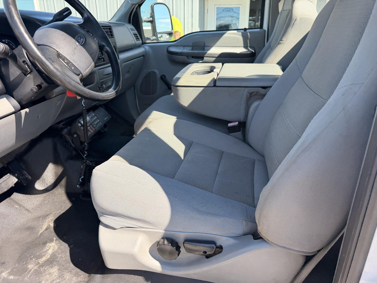 Ford Super Duty F-350 DRW Reg Cab 141" WB 60" CA XLT 4WD 2004
