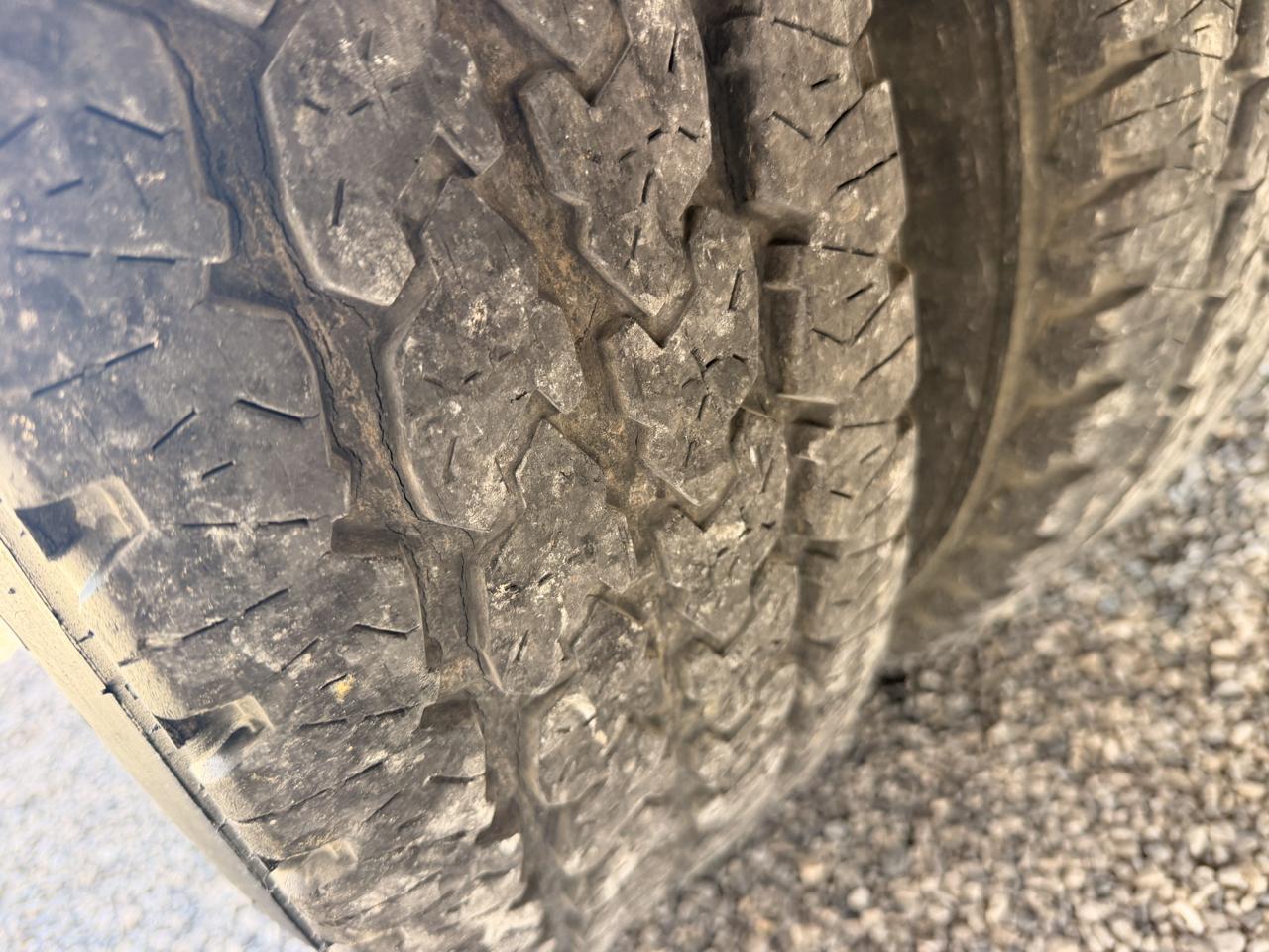 Ford Super Duty F-350 DRW Reg Cab 141" WB 60" CA XLT 4WD 2004