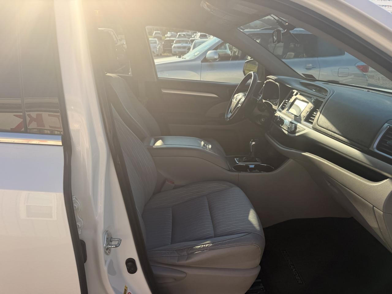 Toyota Highlander AWD 4dr V6 LE (Natl) 2015