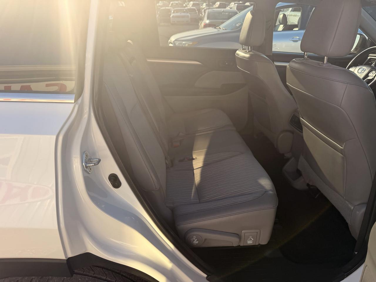 Toyota Highlander AWD 4dr V6 LE (Natl) 2015