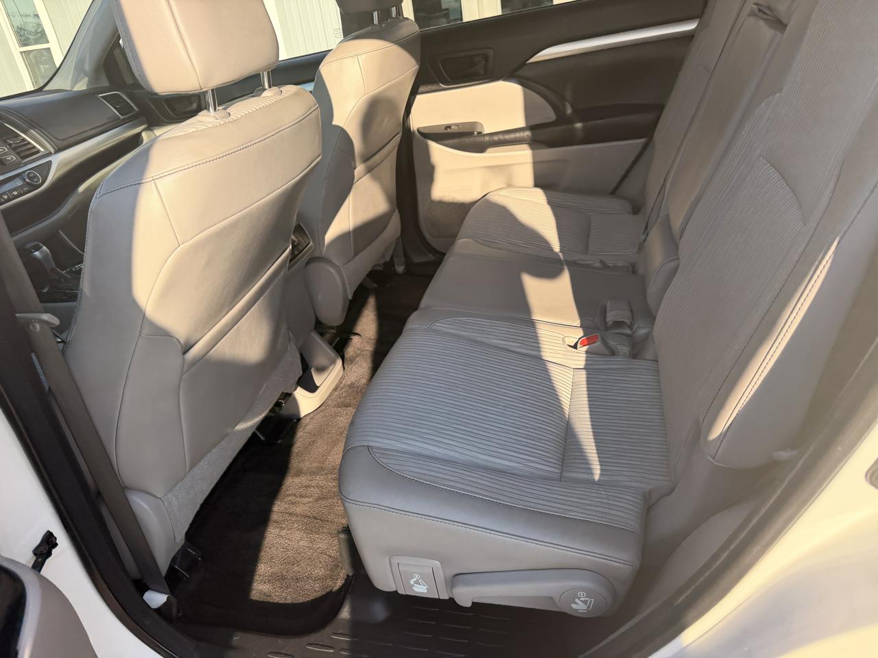 Toyota Highlander AWD 4dr V6 LE (Natl) 2015