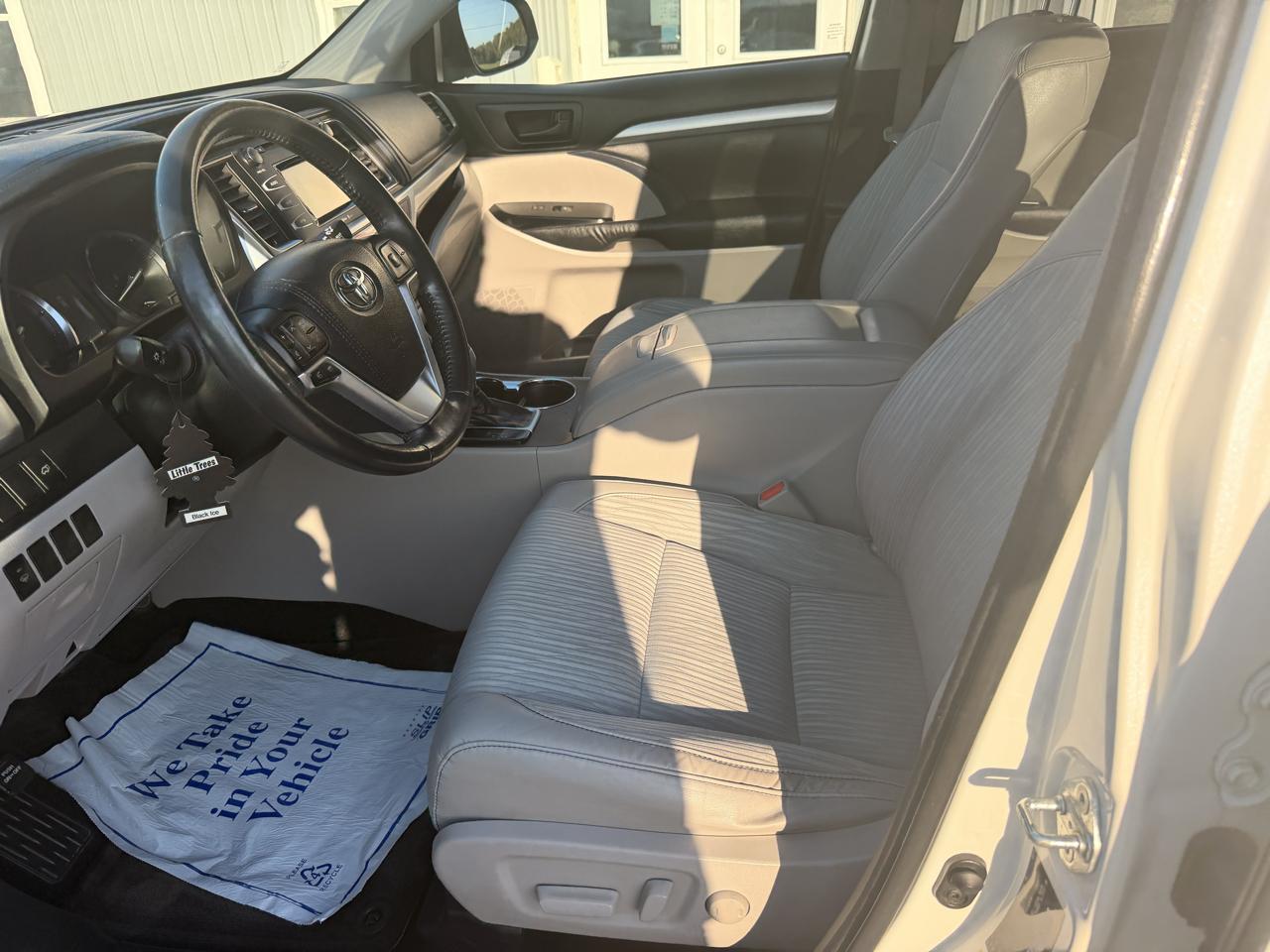 Toyota Highlander AWD 4dr V6 LE (Natl) 2015