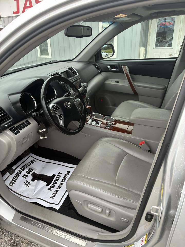 Toyota Highlander 4WD 4dr V6 Limited (Natl) 2011