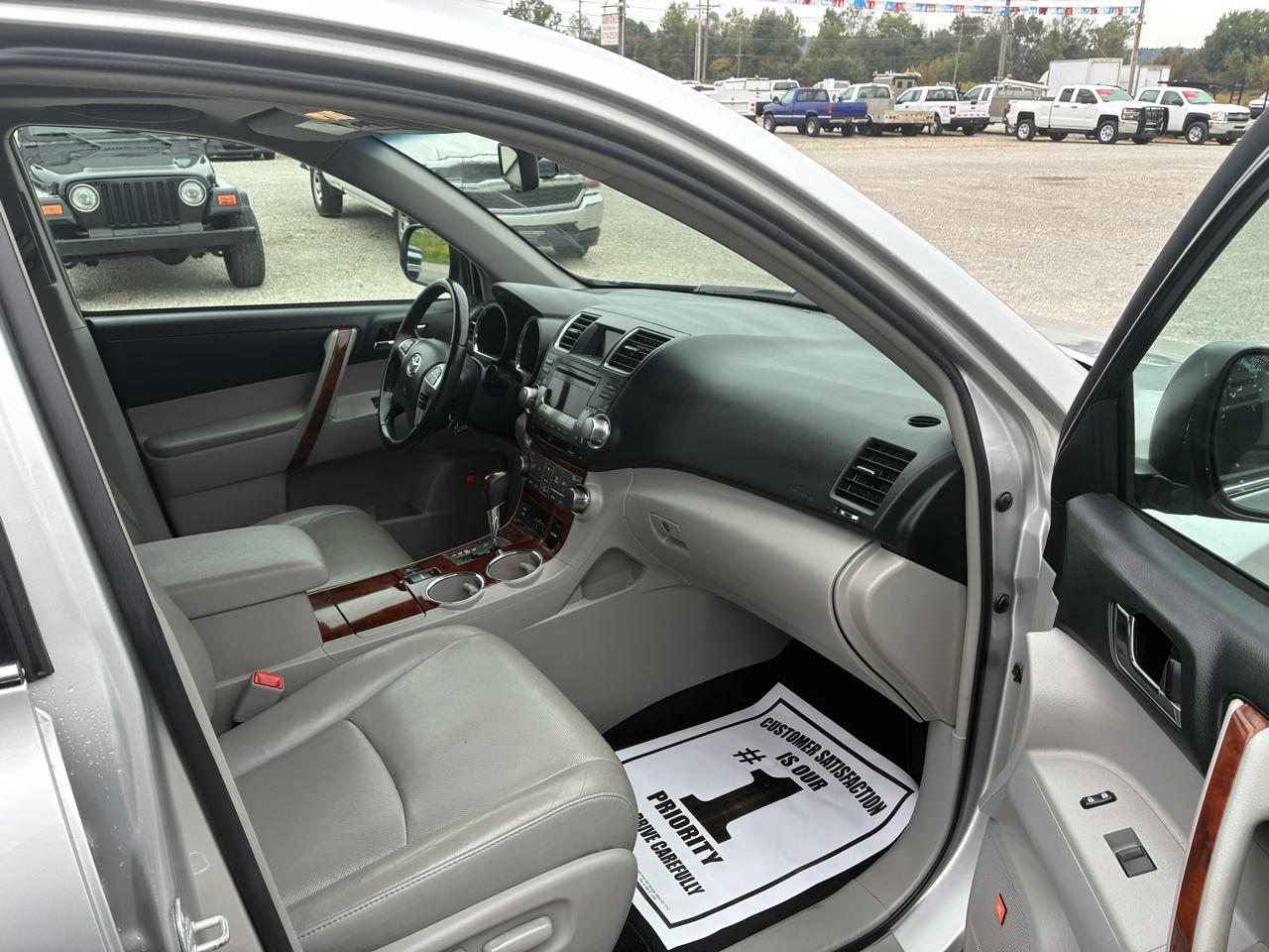 Toyota Highlander 4WD 4dr V6 Limited (Natl) 2011