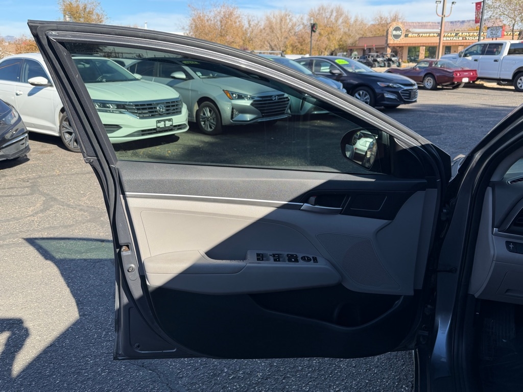 Hyundai Elantra SE 6M 2019