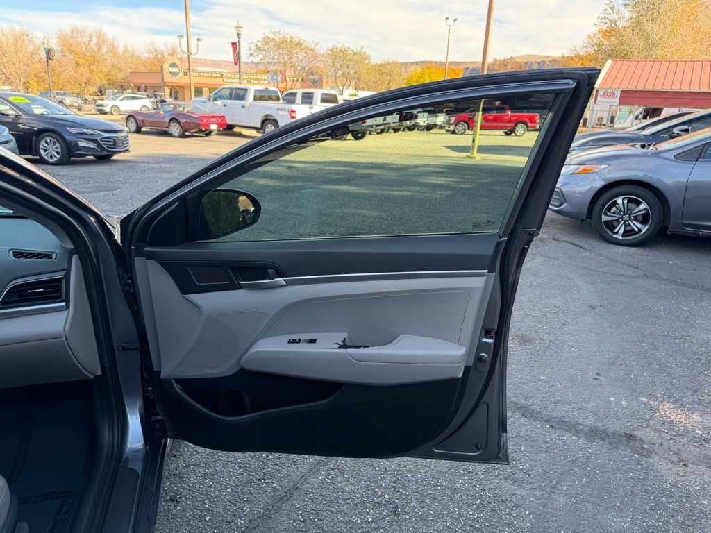 Hyundai Elantra SE 6M 2019