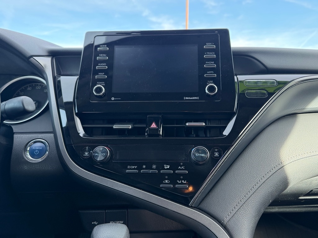 Toyota Camry Hybrid LE 2022