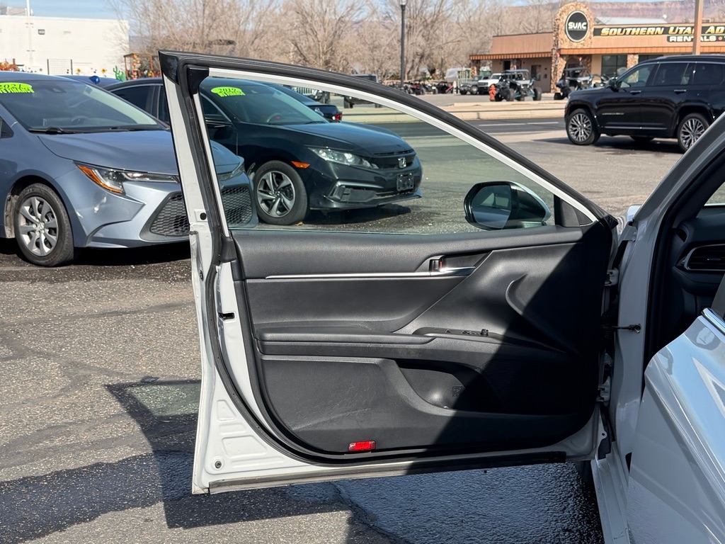 Toyota Camry Hybrid LE 2022