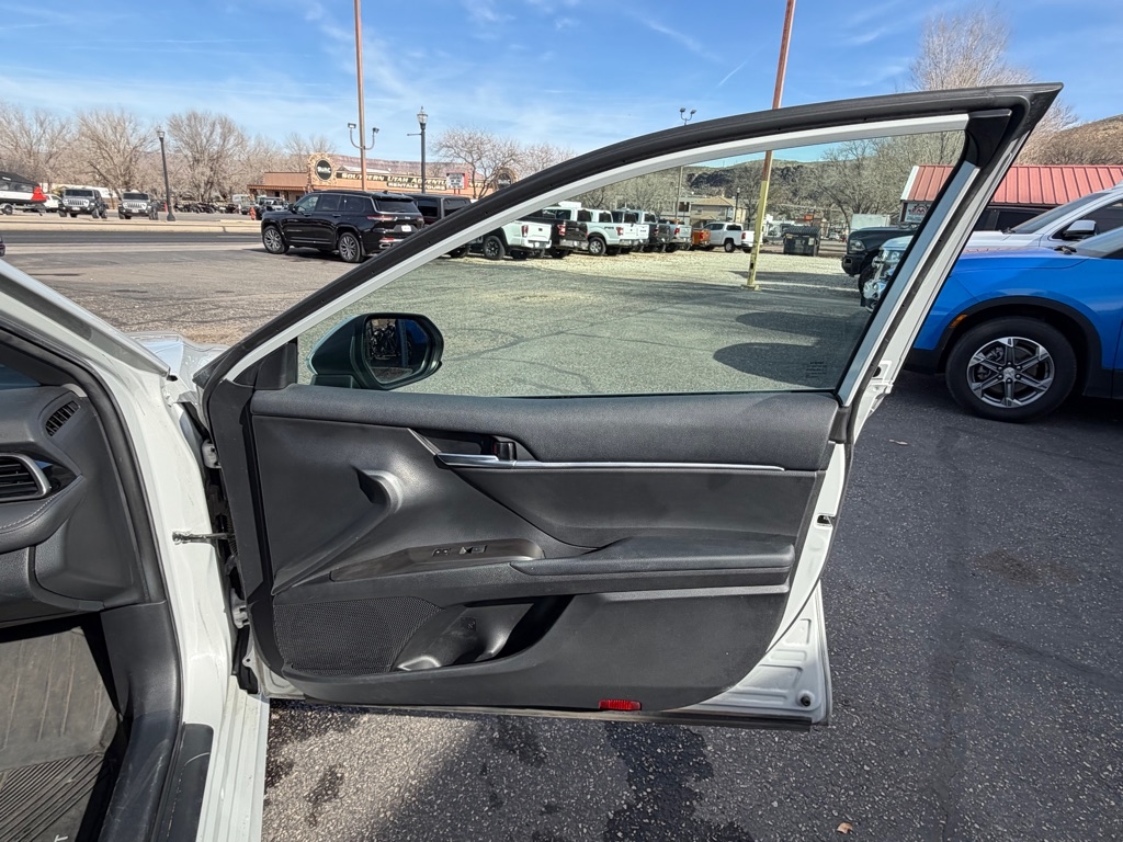 Toyota Camry Hybrid LE 2022