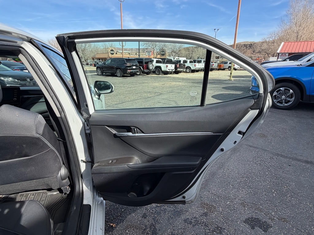 Toyota Camry Hybrid LE 2022