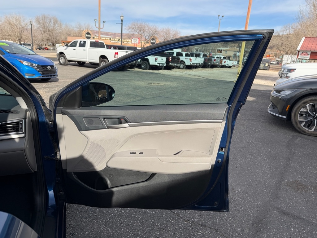 Hyundai Elantra SE 6AT 2018