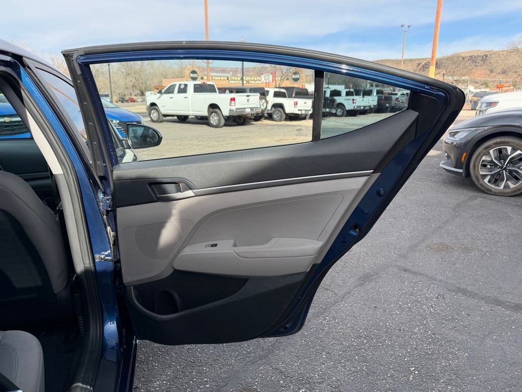 Hyundai Elantra SE 6AT 2018