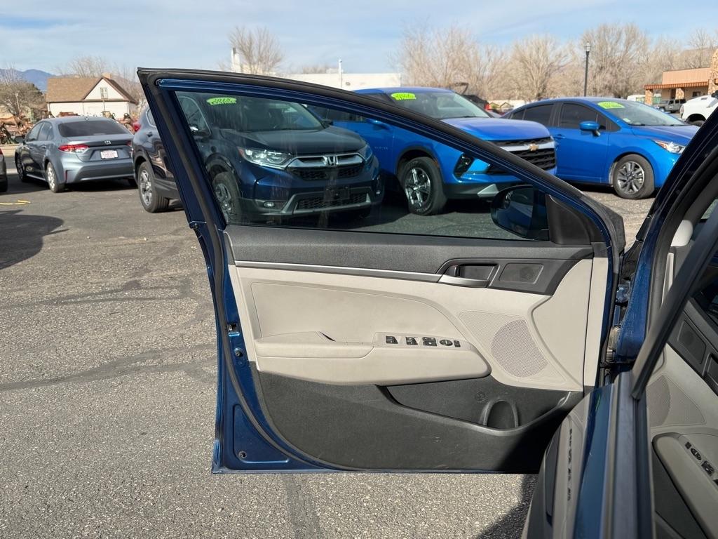 Hyundai Elantra SE 6AT 2018