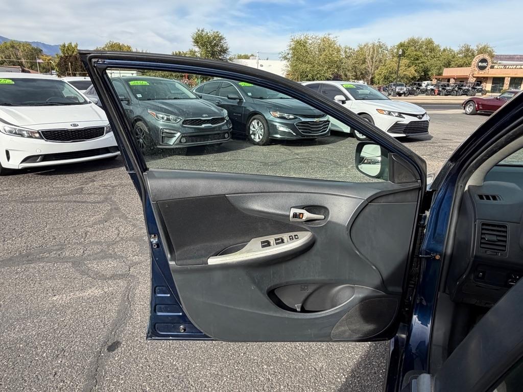 Toyota Corolla S 5-Speed MT 2013