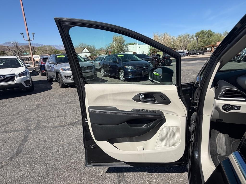 Chrysler Pacifica Touring L 2023