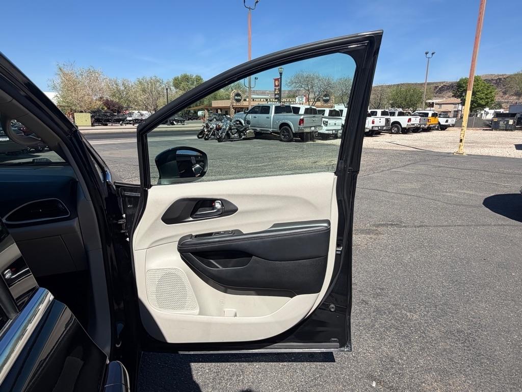 Chrysler Pacifica Touring L 2023