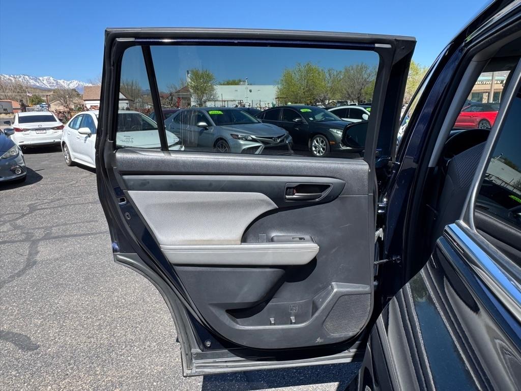 Toyota Highlander LE AWD V6 2021