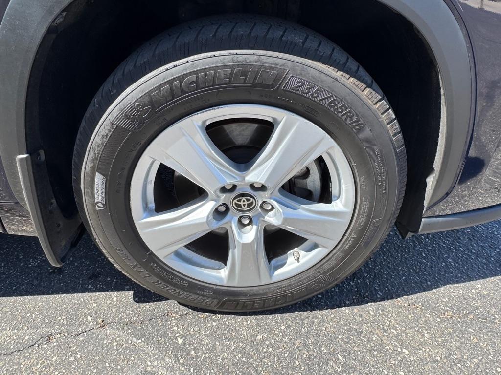 Toyota Highlander LE AWD V6 2021