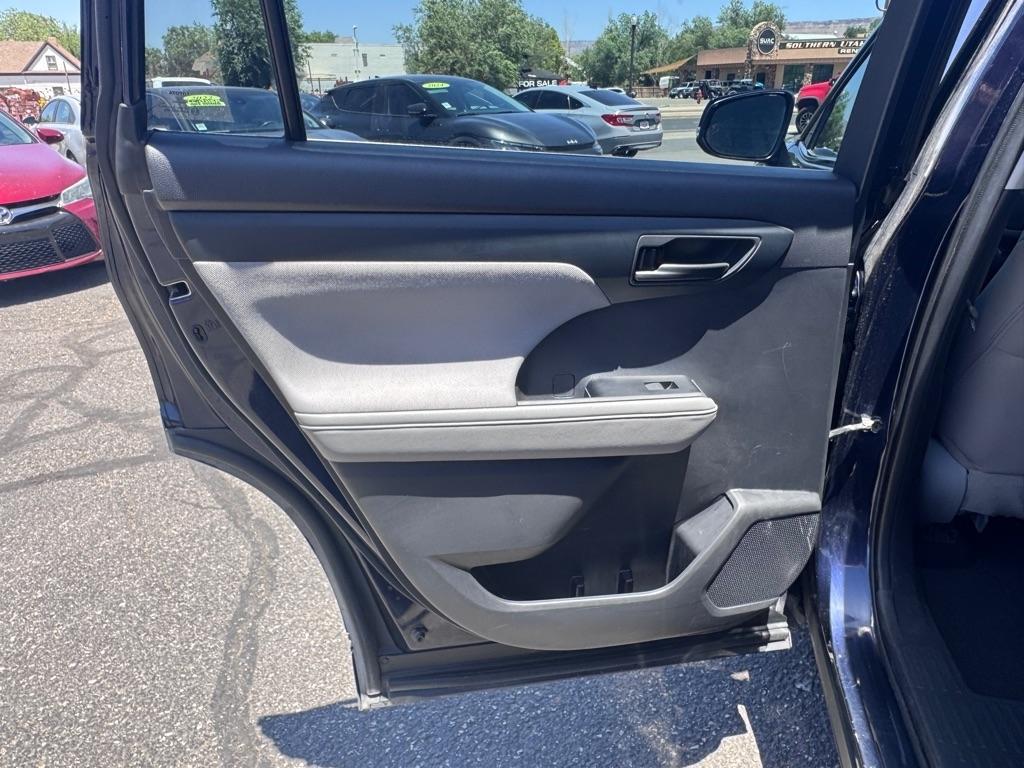 Toyota Highlander LE AWD V6 2021