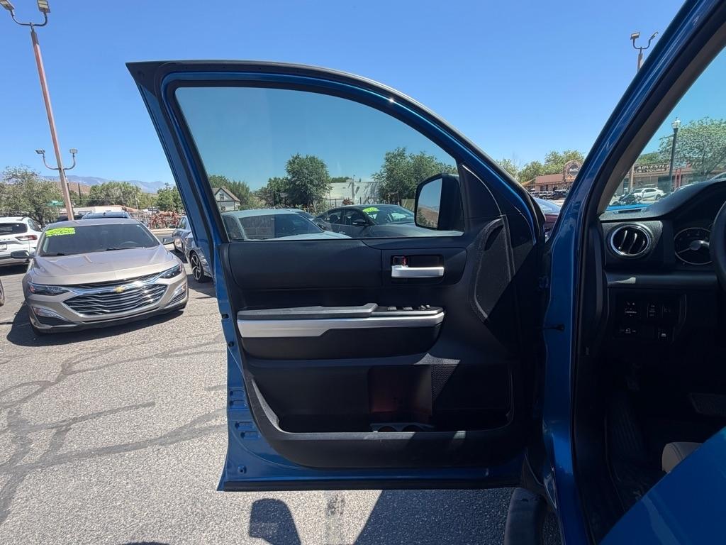 Toyota Tundra SR5 5.7L V8 FFV CrewMax 4WD 2017