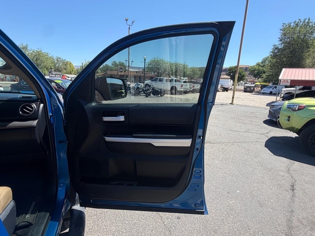 Toyota Tundra SR5 5.7L V8 FFV CrewMax 4WD 2017