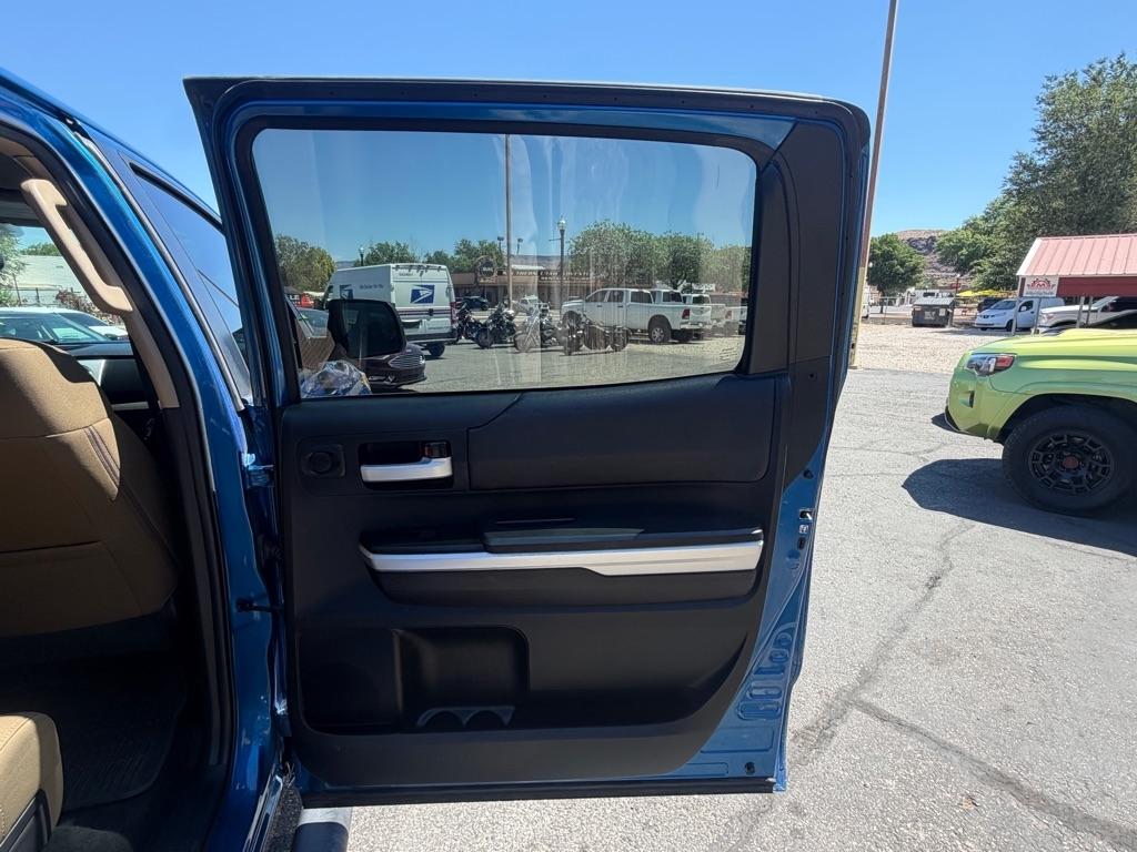 Toyota Tundra SR5 5.7L V8 FFV CrewMax 4WD 2017