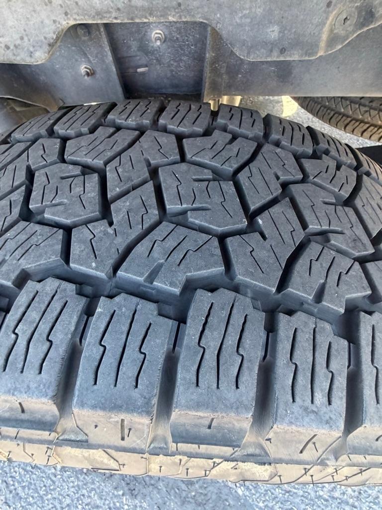 Toyota Tundra SR5 5.7L V8 FFV CrewMax 4WD 2017