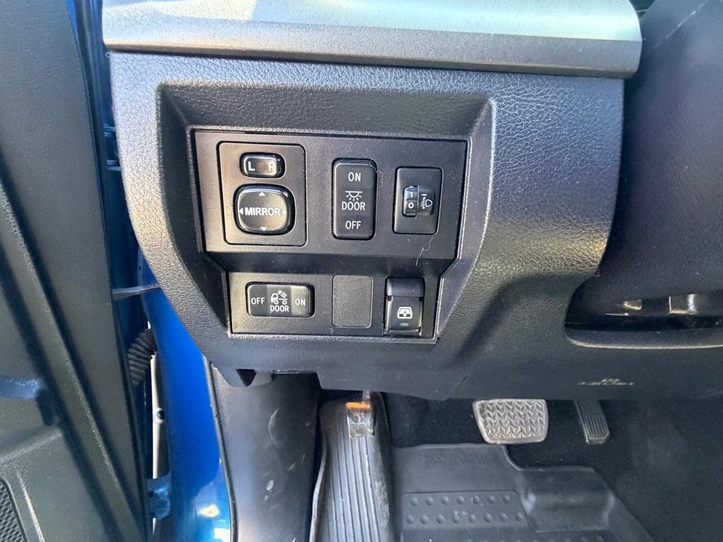 Toyota Tundra SR5 5.7L V8 FFV CrewMax 4WD 2017