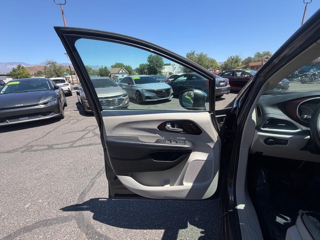 Chrysler Pacifica Limited 2017