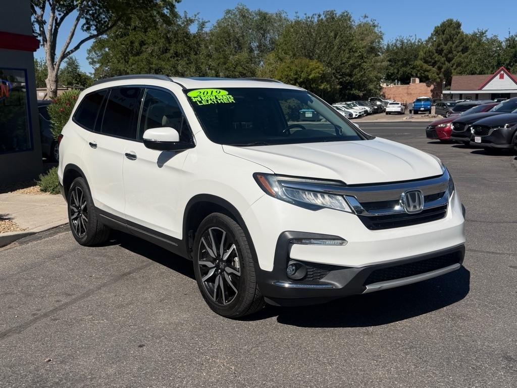 Honda Pilot Touring w/Rear Captain's Chairs AWD 2019