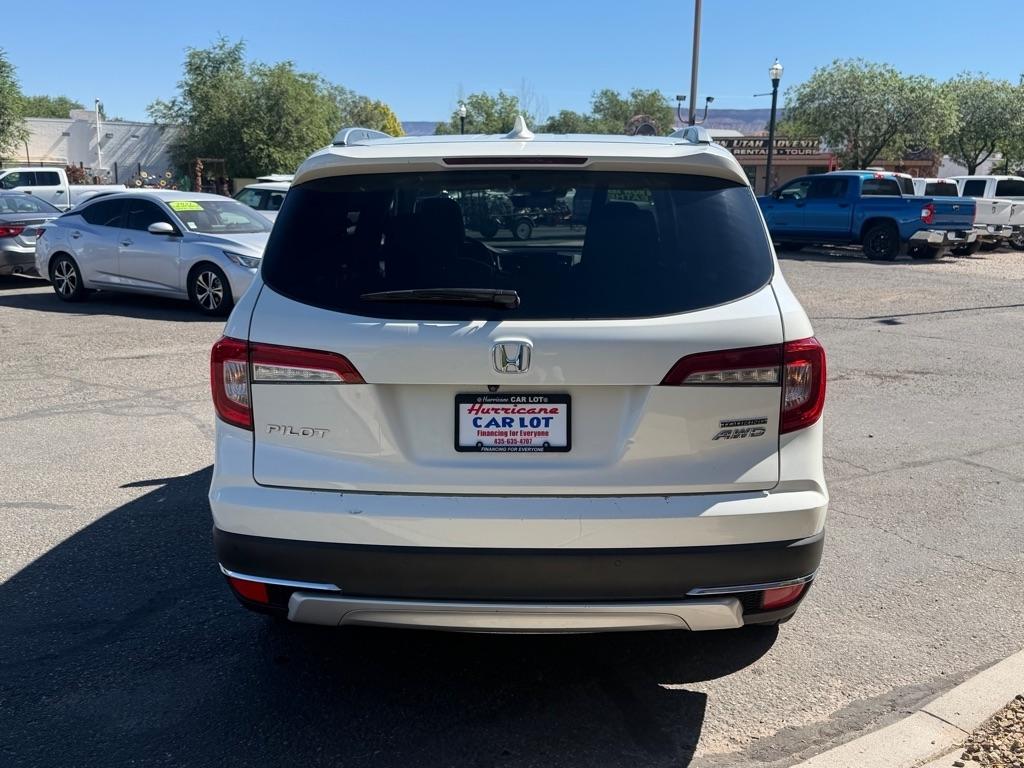 Honda Pilot Touring w/Rear Captain's Chairs AWD 2019