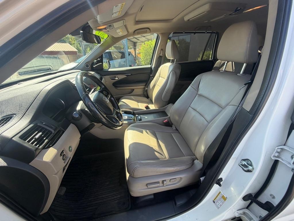 Honda Pilot Touring w/Rear Captain's Chairs AWD 2019