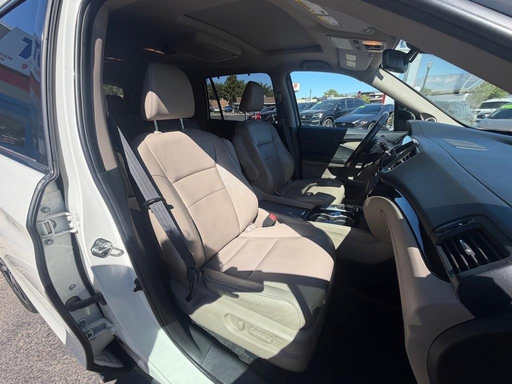 Honda Pilot Touring w/Rear Captain's Chairs AWD 2019