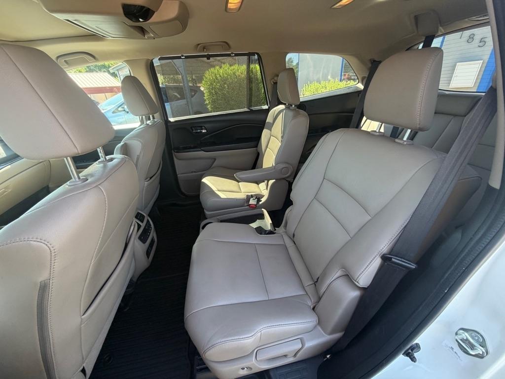 Honda Pilot Touring w/Rear Captain's Chairs AWD 2019