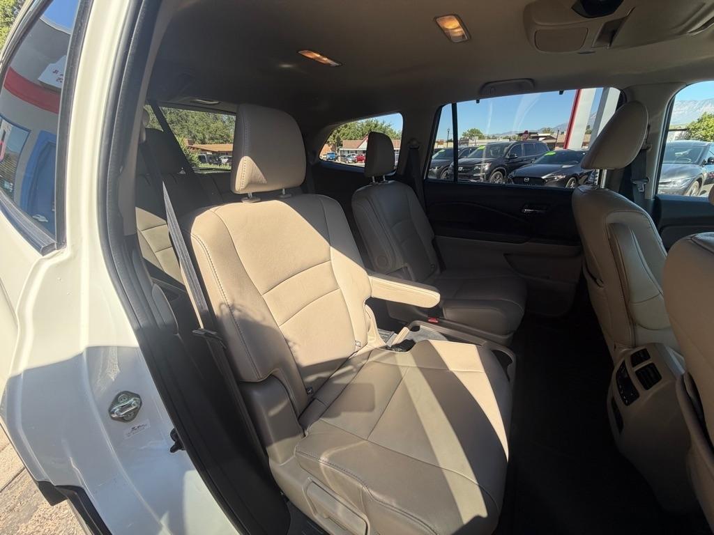 Honda Pilot Touring w/Rear Captain's Chairs AWD 2019