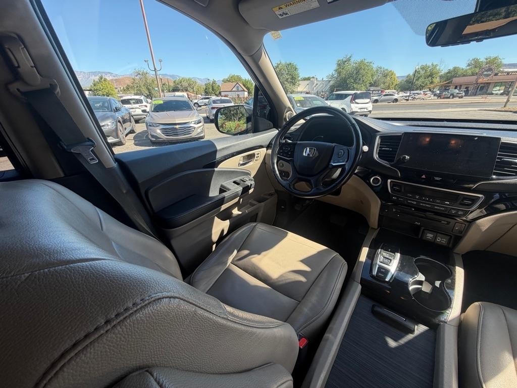 Honda Pilot Touring w/Rear Captain's Chairs AWD 2019