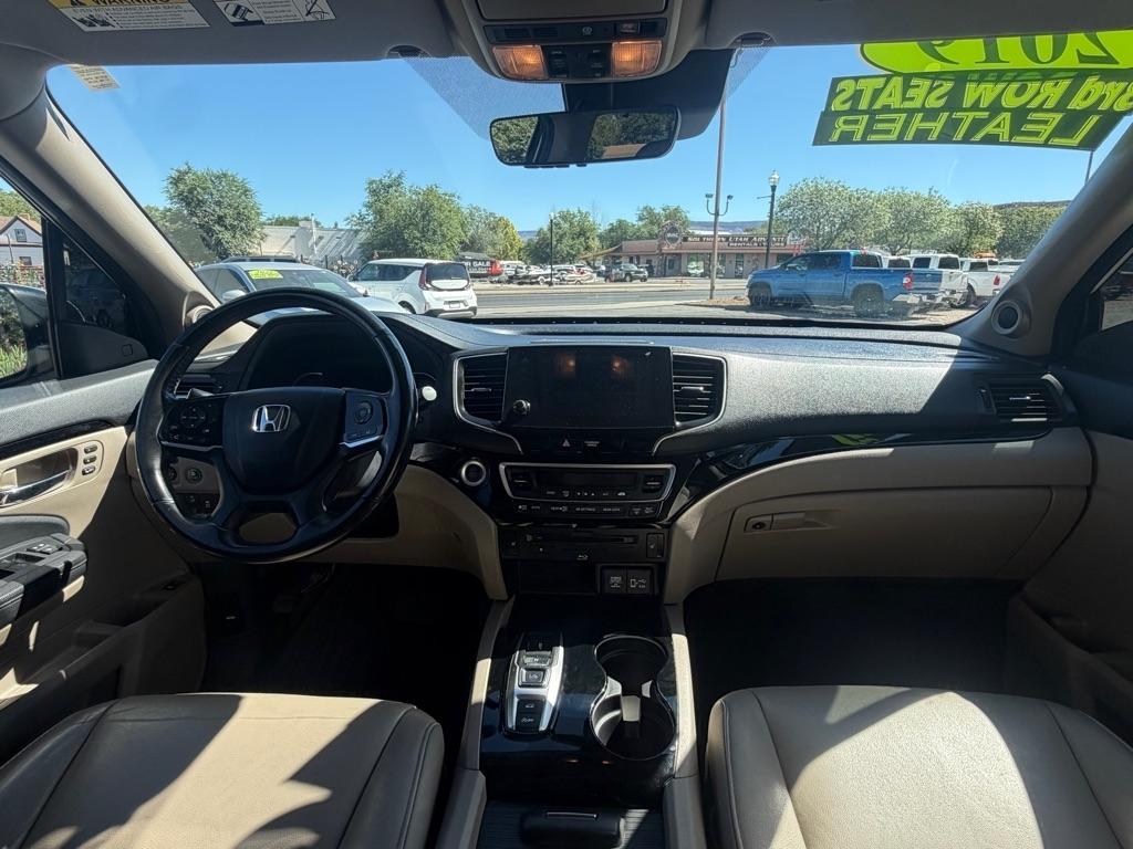 Honda Pilot Touring w/Rear Captain's Chairs AWD 2019