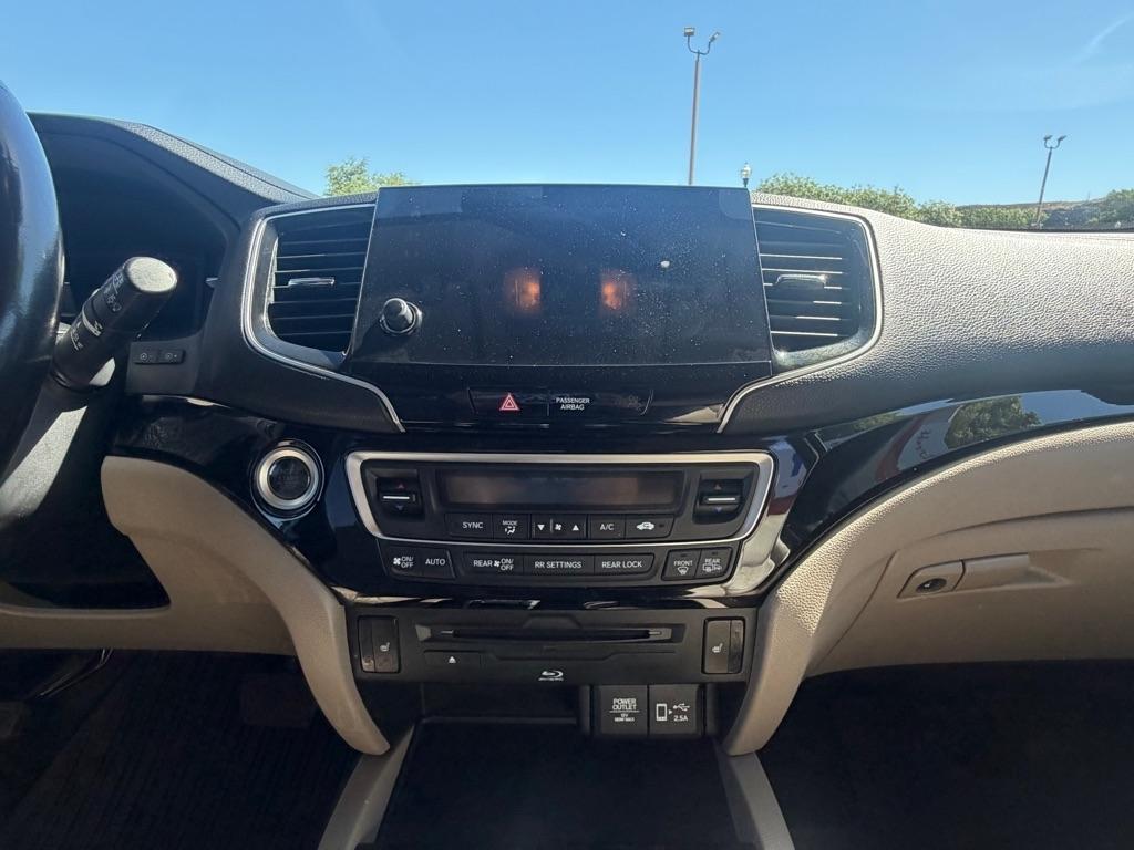 Honda Pilot Touring w/Rear Captain's Chairs AWD 2019