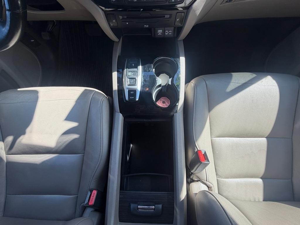 Honda Pilot Touring w/Rear Captain's Chairs AWD 2019