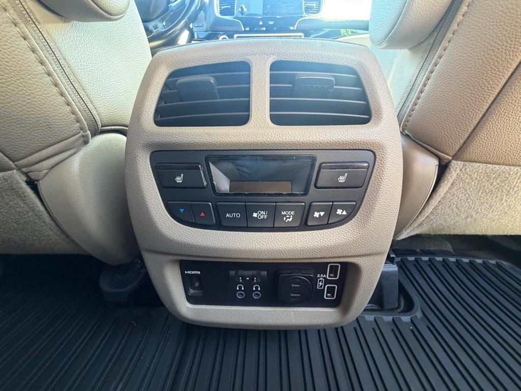 Honda Pilot Touring w/Rear Captain's Chairs AWD 2019