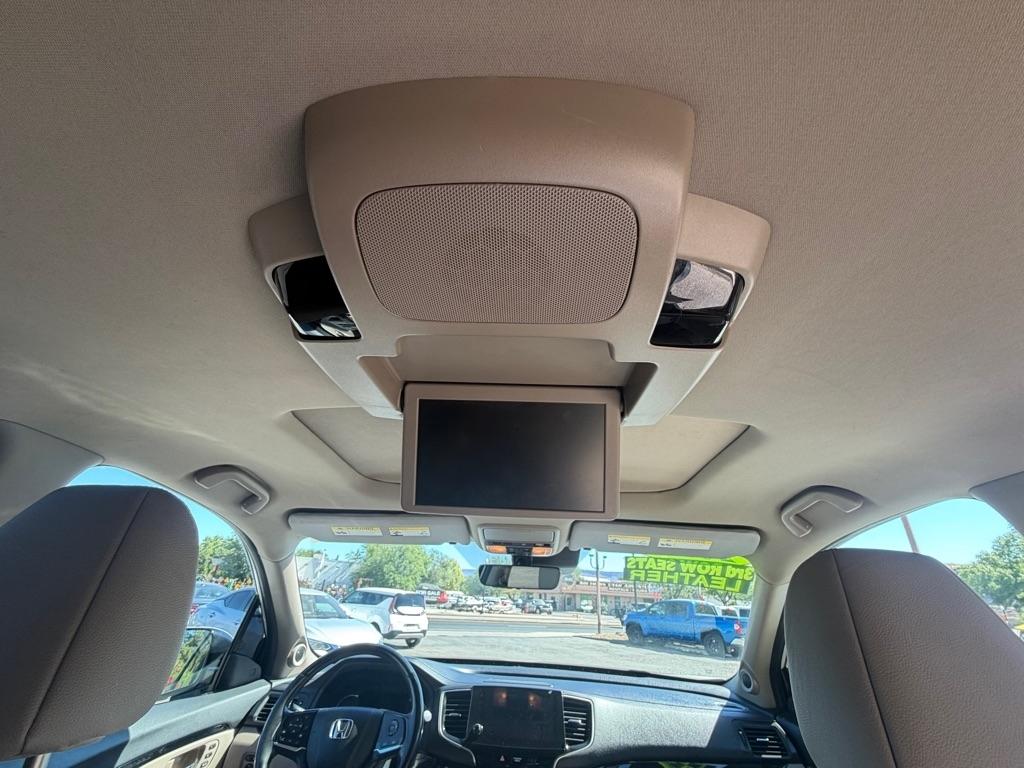 Honda Pilot Touring w/Rear Captain's Chairs AWD 2019