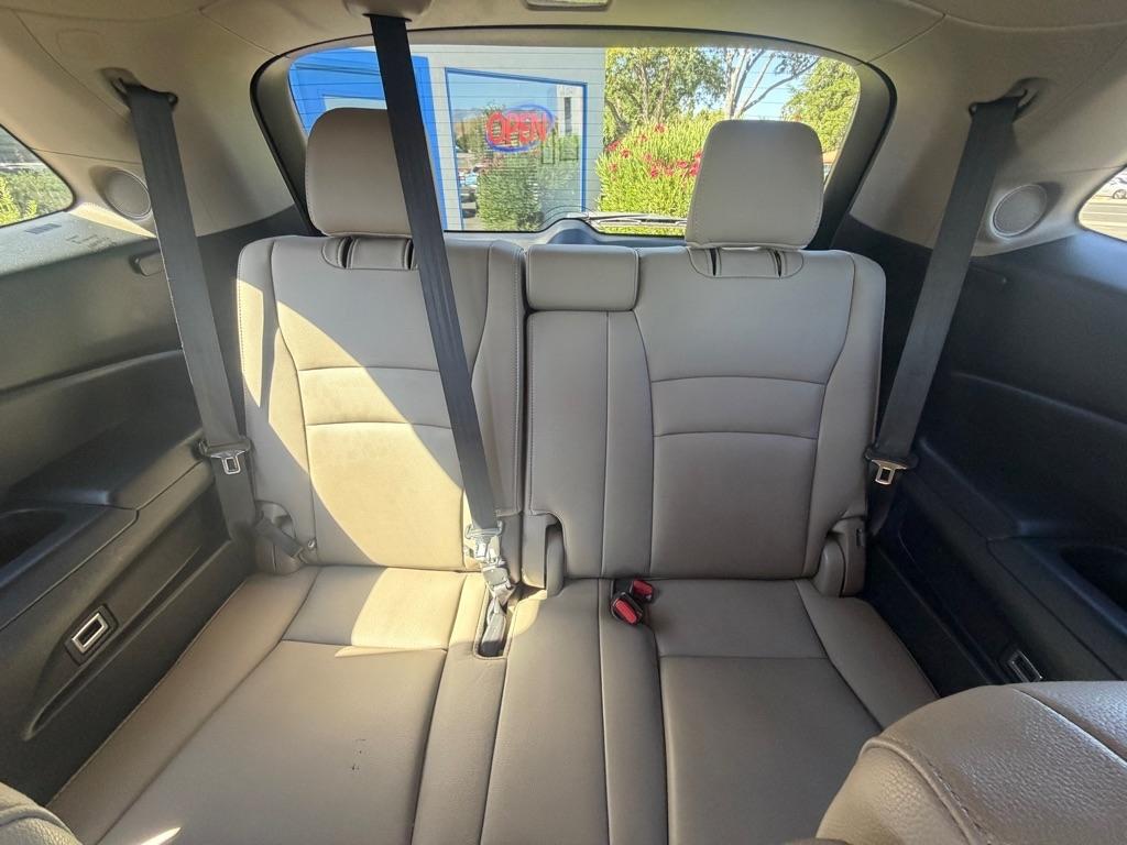 Honda Pilot Touring w/Rear Captain's Chairs AWD 2019