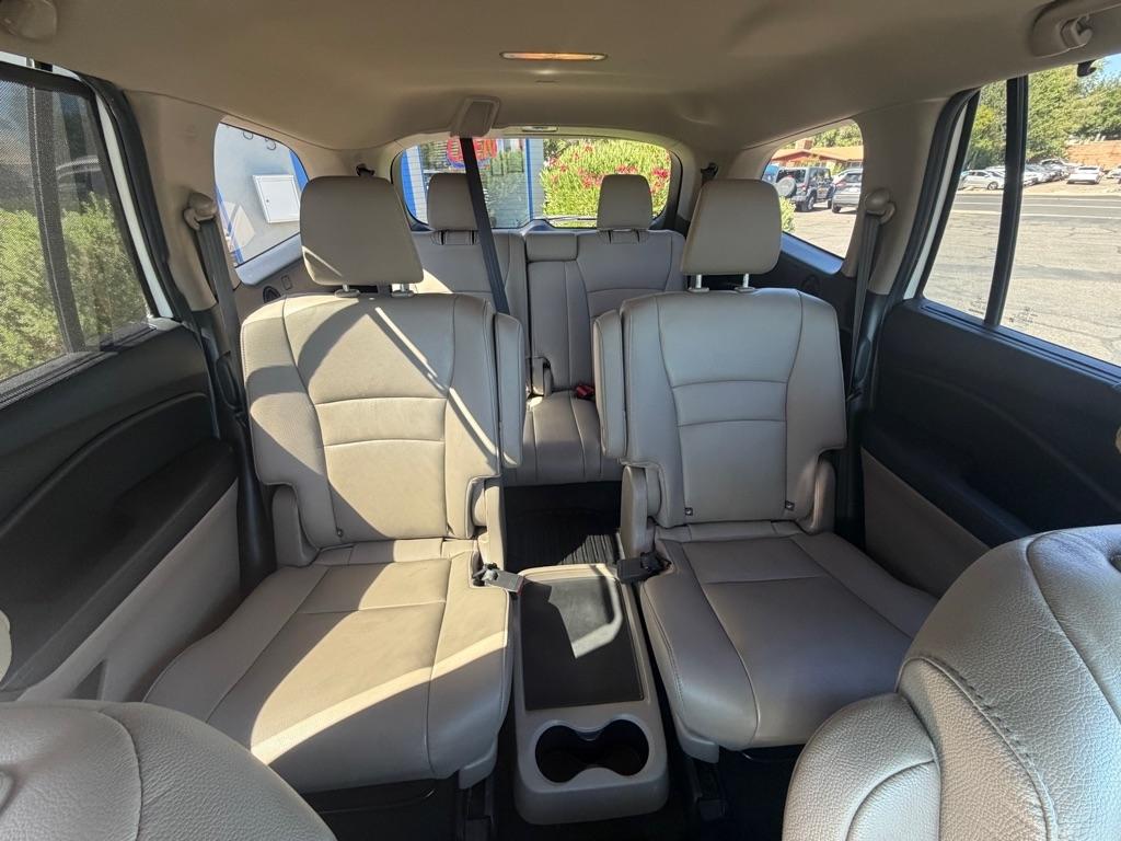 Honda Pilot Touring w/Rear Captain's Chairs AWD 2019