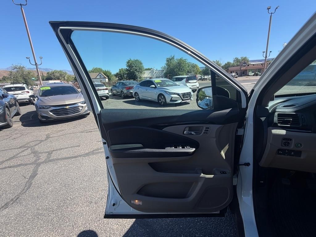 Honda Pilot Touring w/Rear Captain's Chairs AWD 2019