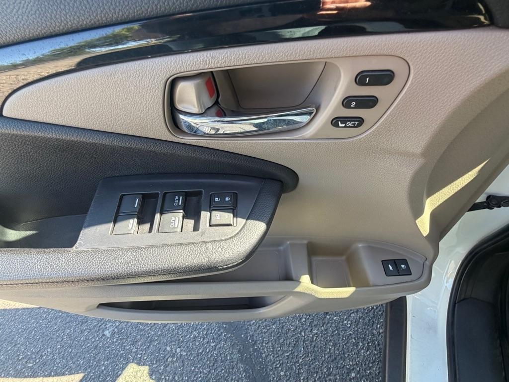Honda Pilot Touring w/Rear Captain's Chairs AWD 2019