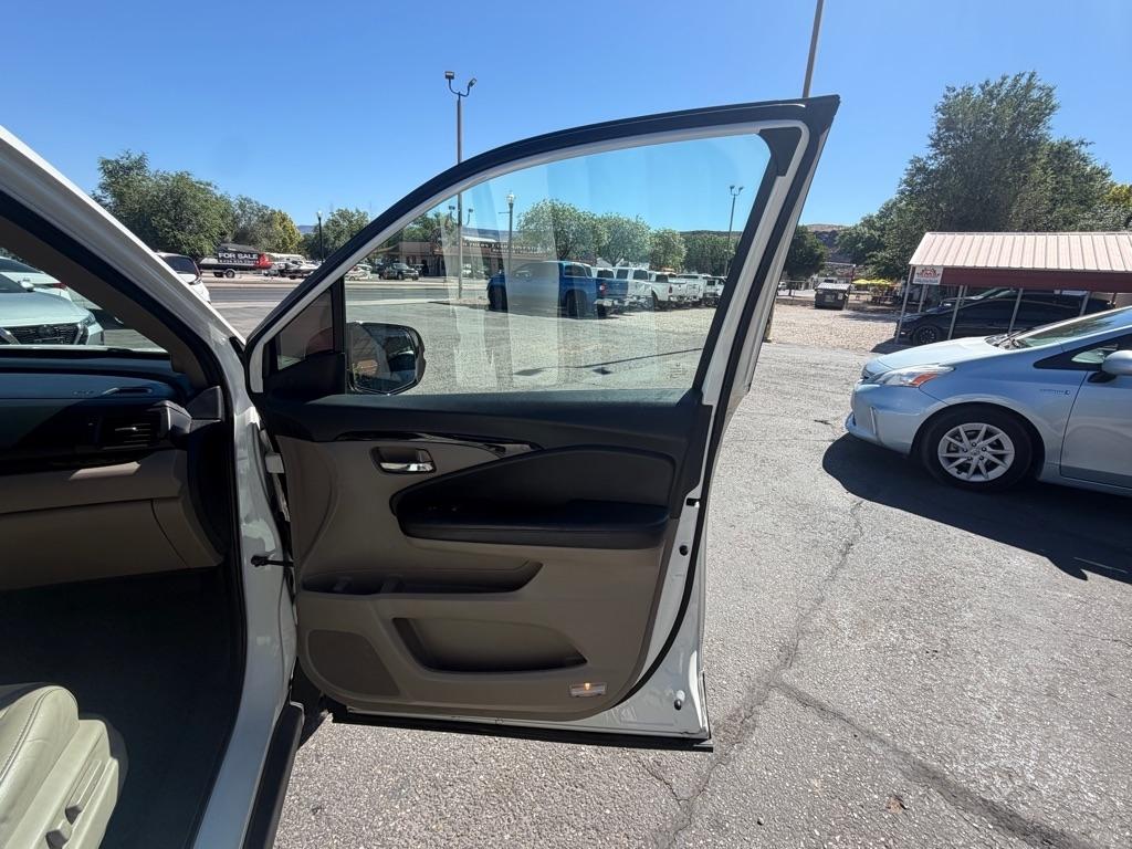 Honda Pilot Touring w/Rear Captain's Chairs AWD 2019