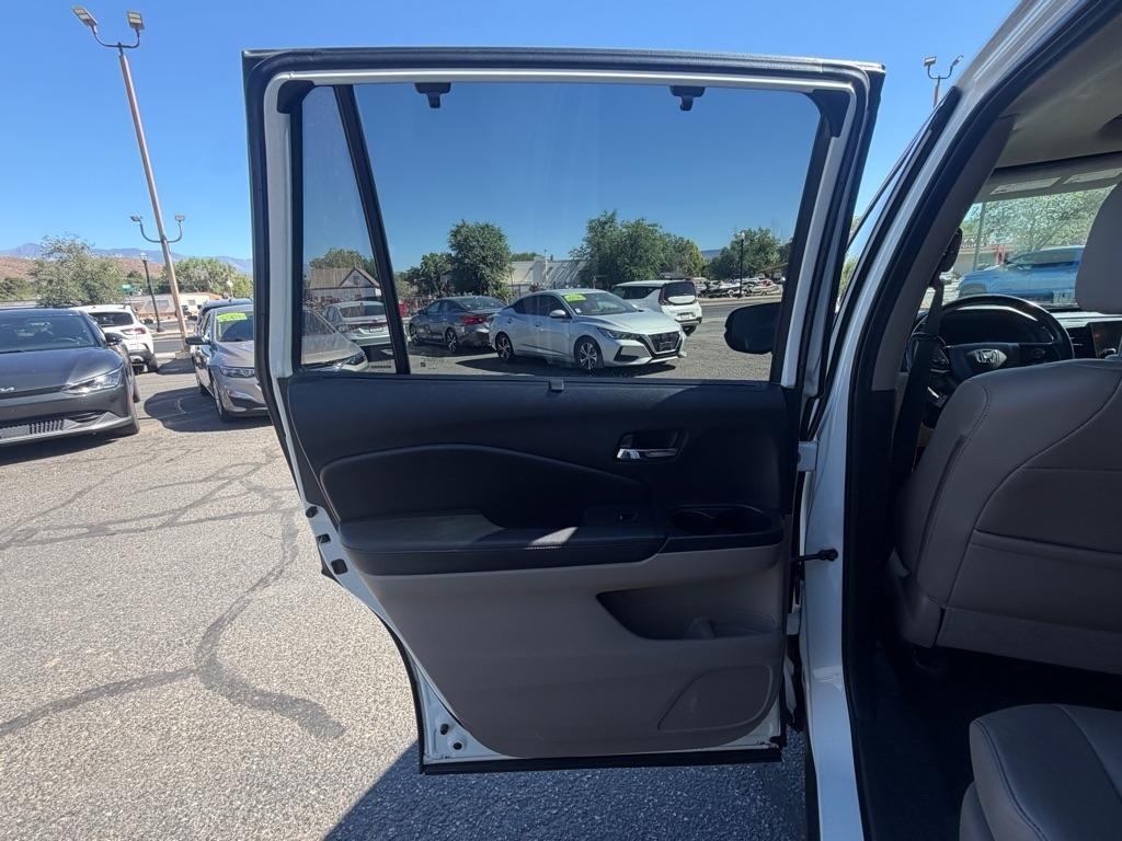 Honda Pilot Touring w/Rear Captain's Chairs AWD 2019